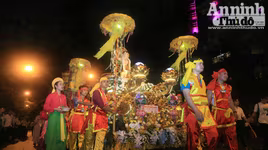 Hà Nội: Hàng ngàn người diễu hành rước Phật đản tại chùa Quán Sứ