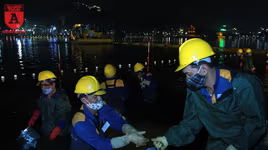 Hàng trăm công nhân hối hả nạo vét bùn hồ Hoàn Kiếm trong đêm