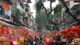 Hàng Mã rực đỏ ngày giáp Tết