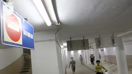 Người dân Hà Nội xuống hầm đi bộ để tránh nắng lửa mùa hè