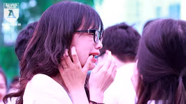 [ẢNH] Nữ sinh Hà Nội bật khóc trong ngày bế giảng