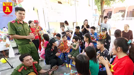 Cảnh sát Cơ động vui Tết Trung thu cùng trẻ em mồ côi