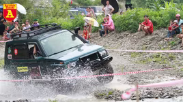 [Ảnh] Mãn nhãn xem ô tô địa hình gầm rú băng rừng, vượt suối ở cao nguyên đá