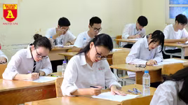 Cận cảnh các thí sinh tập trung làm bài trong phòng thi