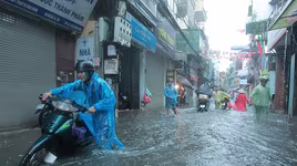 Nằm sát sông Tô Lịch nhưng mưa 1 tiếng, đường Bùi Xương Trạch ngập sâu 3 tiếng