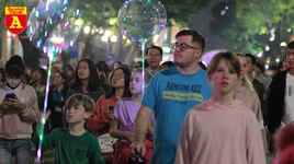 Biển người đổ về Hồ Gươm hân hoan đón năm mới 2020