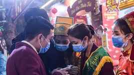 Người dân Hà Nội bịt khẩu trang phòng virus Corona mua vàng