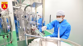 "Đột nhập" nơi sản xuất dung dịch khử khuẩn chống lây nhiễm virus Corona