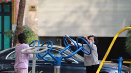 Cuộc sống sau hàng rào cách ly ở phố Trúc Bạch?