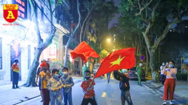 Khoảnh khắc vui mừng khi gỡ bỏ hàng rào cách ly phố Trúc Bạch