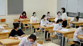 Cận cảnh thí sinh đeo khẩu trang làm bài trong phòng thi