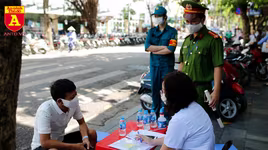 Công an Hà Nội tuần tra, lập biên bản xử phạt người không đeo khẩu trang