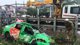 Hà Nội: Taxi kẹt ở đường ray, bị tàu hỏa đâm bẹp