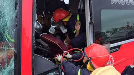 Nhanh chóng cứu người mắc kẹt trong vụ tai nạn nghiêm trọng trên tuyến Pháp Vân - Cầu Giẽ