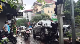 Hà Nội: Xe ôtô đâm thẳng vào cột đèn giao thông