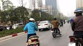 Hà Nội: Hố ga mất nắp chình ình giữa đường Nguyễn Chí Thanh