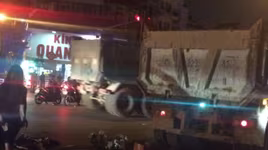 Va chạm với xe tải, một thanh niên điều khiển xe đạp điện tử vong