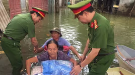 Công an Thủ đô tiếp tục sẻ chia với nhân dân vùng ngập Chương Mỹ
