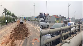 Tránh đống đất rơi giữa đường, 4 ôtô đâm nhau