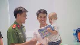 Tặng quà cho các bệnh nhân nhi có hoàn cảnh khó khăn