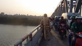 Kịp thời ngăn cô gái trẻ định nhảy sông tự tử