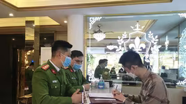 Công an Hà Nội rà soát, nắm rõ lịch sử đi lại của người nước ngoài để phòng dịch bệnh Covid-19