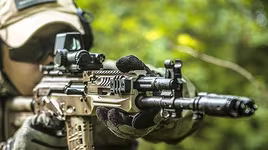 [ẢNH] AK-12 được "thửa riêng" cho Nga chưa kịp trang bị đã phải bán đi, ẩn tình xót xa?