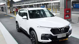 [ẢNH] Lux SA2.0, chiếc ôtô đầu tiên của VinFast lăn bánh tại Việt Nam