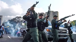 [ẢNH] Binh sĩ phe đối lập Venezuela đấu súng với lính trung thành của ông Maduro