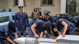 [ẢNH] Italy tịch thu tên lửa tiêm kích từ nhóm tân phát xít