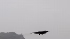 [ẢNH] UAV "Gươm sắc" trên tàu sân bay Trung Quốc nhái máy bay ném bom tàng hình B-2 Mỹ?