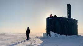 [ẢNH] Uy lực của tàu ngầm hạt nhân Mỹ vừa đội băng trồi lên ở Bắc Băng Dương