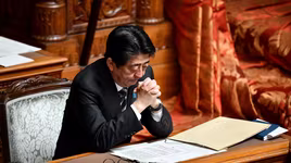 [ẢNH] Thủ tướng Nhật Bản kêu gọi mở lại trường học bất chấp dịch Covid-19