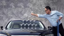 [VIDEO] Lexus LS tái hiện màn quảng cáo tháp ly champagne nổi tiếng 21 năm trước