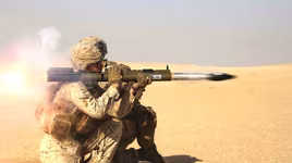 [ẢNH] Lính Mỹ vác súng chống tăng chặn xe thiết giáp Nga tại Syria