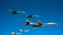 [ẢNH] Mỹ bất ngờ điều "pháo đài bay" B-1B Lancer đến Nhật Bản