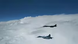 [VIDEO] Su-27P và Su-30SM Nga ép máy bay ném bom B-1B Lancer Mỹ phải chuyển hướng