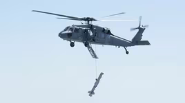 [ẢNH] Trực thăng hải quân Mỹ đánh rơi khí tài triệu USD khi bay