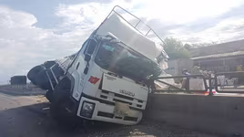 Xe tải chở hàng tấn hoa quả nổ lốp lật nghiêng trên quốc lộ