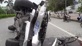 Ô tô va chạm khi quay đầu, 4 người bị thương