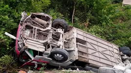 Lật xe ở Lào, 2 người Nghệ An tử vong