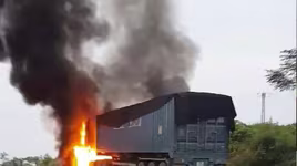 Xe container đang chạy bất ngờ bốc cháy dữ dội