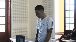 Y án ông bố ngáo đá ném con từ mái nhà xuống đất