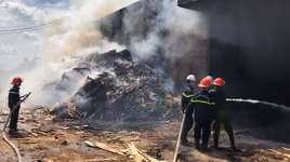 Huy động 50 cán bộ chiến sỹ PCCC dập lửa ở cơ sở chế tạo viên nén gỗ