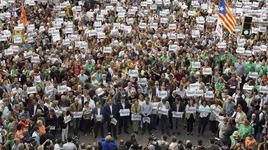 Gần nửa triệu dân xuống đường, phản ứng biện pháp cứng rắn của chính phủ Tây Ban Nha