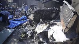 Philippines: Máy bay rơi thẳng vào nhà dân, 10 người chết