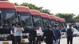 Đoàn Hàn Quốc di chuyển tới địa điểm tổ chức sự kiện đoàn tụ các gia đình ly tán