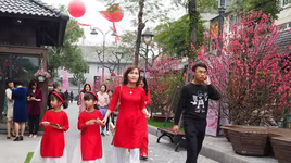 Phố sách xuân thu hút đông đảo độc giả Thủ đô ngay trong ngày đầu khai mạc