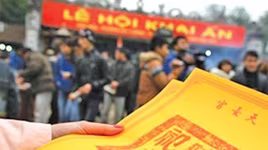 Siết công tác quản lý, ngăn ngừa hiện tượng phản cảm "đưa tiền lấy ấn" đền Trần