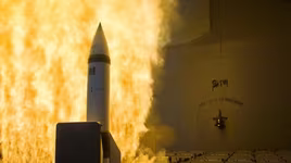 Vũ khí "phóng và quên" với "phóng và bỏ chạy" khác nhau như thế nào?